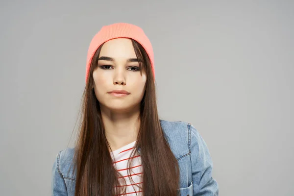 Vrij modieuze vrouw moderne stijl kleding poseren grijze achtergrond — Stockfoto