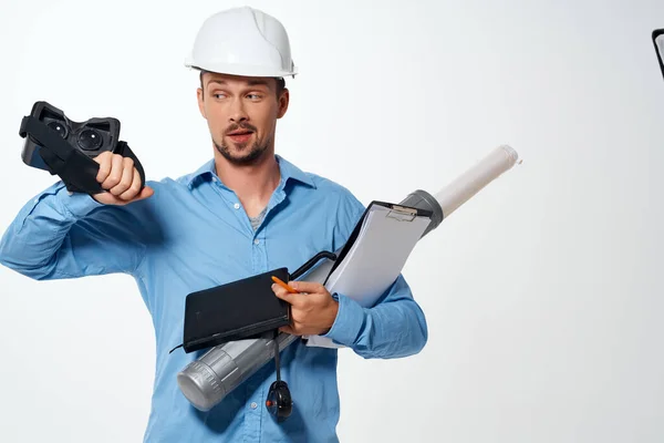 Мужчина строитель с рисунками в руке жеста светлый фон — стоковое фото