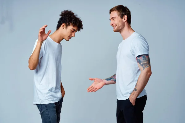 티셔츠입고 우정을 나누는 두 남자의 가벼운 만남 — 스톡 사진