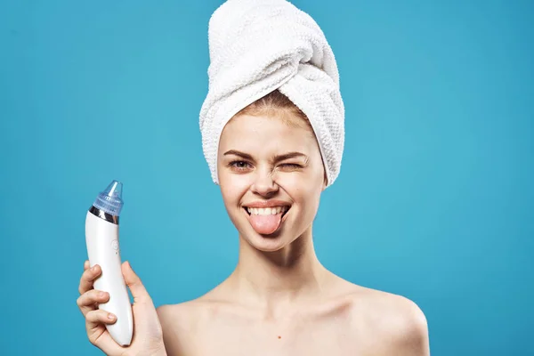 Γυναίκα με γυμνούς ώμους καθαρισμού πρόσωπο μπλε φόντο — Φωτογραφία Αρχείου