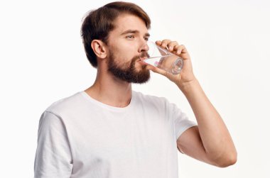 Yakışıklı bir bardak su izole edilmiş arka plan.