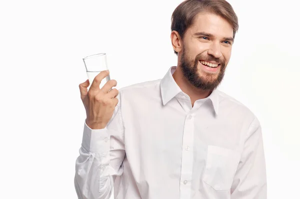 Schöner Mann trinkt Wasser Licht Hintergrund — Stockfoto