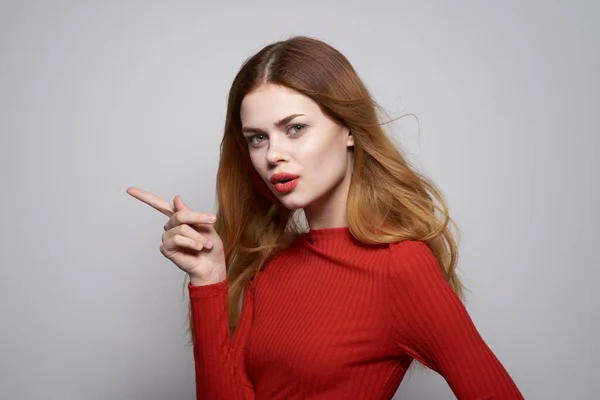 Bela mulher moda penteado vermelho suéter modelo estúdio — Fotografia de Stock