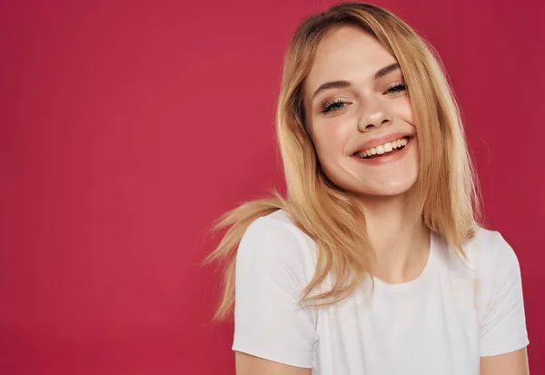 Allegra donna in un bianco positivo posa gioia sorriso isolato sfondo — Foto Stock