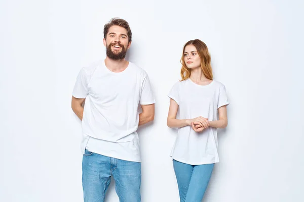 Jong paar in witte t-shirts en jeans casual wear mode mockup — Stockfoto