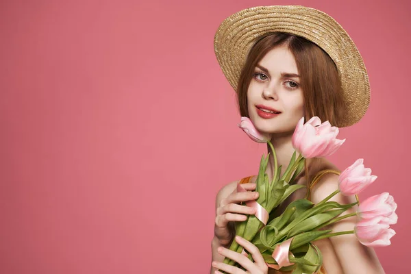 Kvinna med bukett blommor attraktiv glamour ser gåva rosa bakgrund — Stockfoto