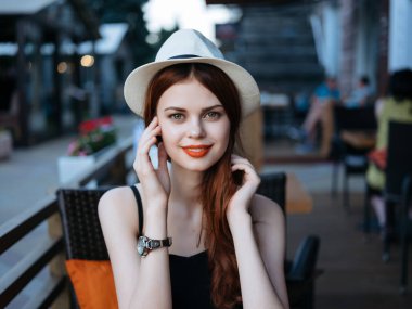 Yaz tatili için şapkalı kadın. Kahvaltı, temiz hava.