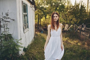 Güzel kadın. Köye doğru yürü.