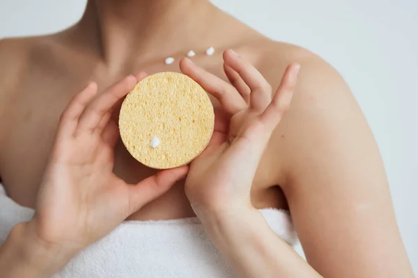 Mujer en toalla aplicar crema para limpiar la salud del cuerpo —  Fotos de Stock