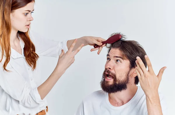 Mulher fazendo um homem penteado penteado modelo — Fotografia de Stock