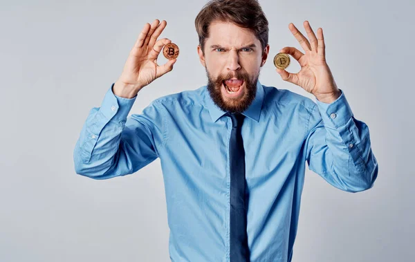 Hombre de camisa con corbata emociones criptomoneda bitcoin dinero electrónico de inversión — Foto de Stock