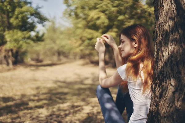 Hezká žena sedí u stromu Čerstvý vzduch — Stock fotografie