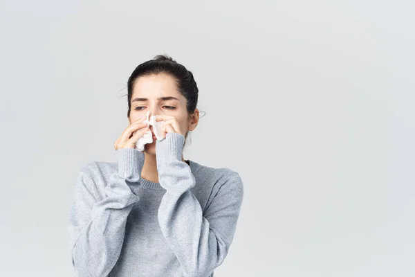Zieke vrouw vegen gezicht met zakdoek koude geïsoleerde achtergrond — Stockfoto