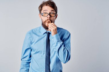 Bitcoin kripto para birimi ekonomi yöneticisi gözlüklü bir iş adamı