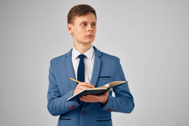 Elinde not defteri olan bir yönetici resmi olarak çalışıyor