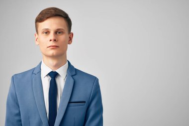 Kravat yöneticisi ceketli bir adam profesyonel olarak izole edilmiş.