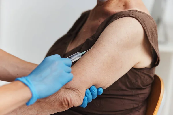 Médico administrando una inyección en el brazo de vacunación coronavirus —  Fotos de Stock