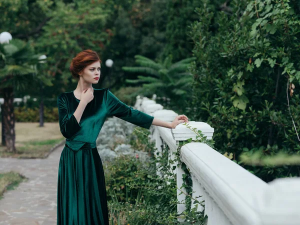 Nő szabadban séta zöld ruha romantika — Stock Fotó