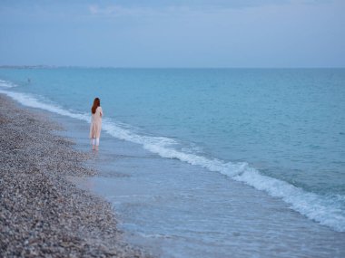Okyanusta yürüyen bir kadın.