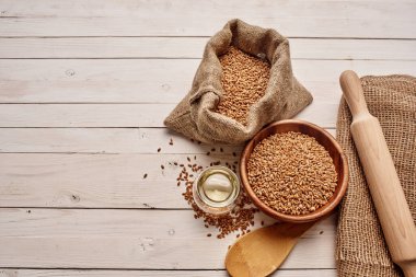 Yukarıdan ahşap masa takımı müsli sabah atıştırmalığı görünümü