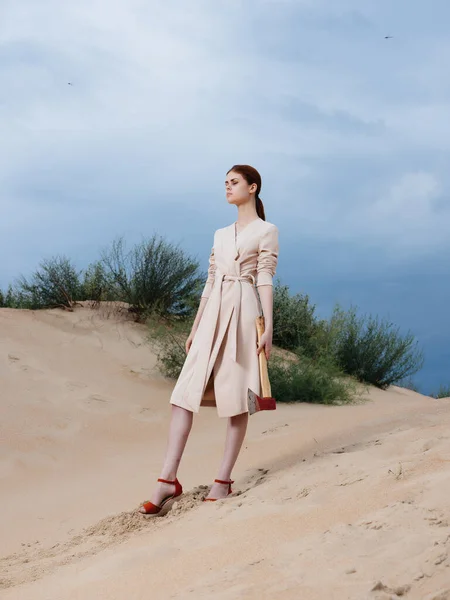 Aantrekkelijke vrouw in jas zand zomer elegante stijl — Stockfoto