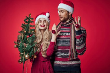 Erkek ve kadın yeni yılı birlikte kutluyorlar kırmızı arka plan