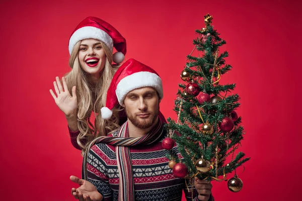 Vrolijk jong stel romantiek kerst vakantie familie — Stockfoto
