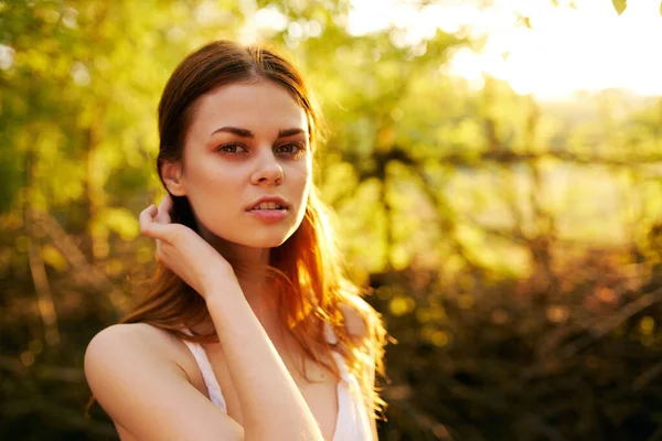 Hübsche Frau im Freien Natur Freizeit Lifestyle grüne Blätter — Stockfoto