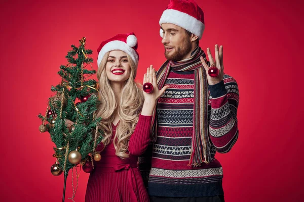 Homme et femme nouvel an célébration ensemble Noël fond rouge — Photo