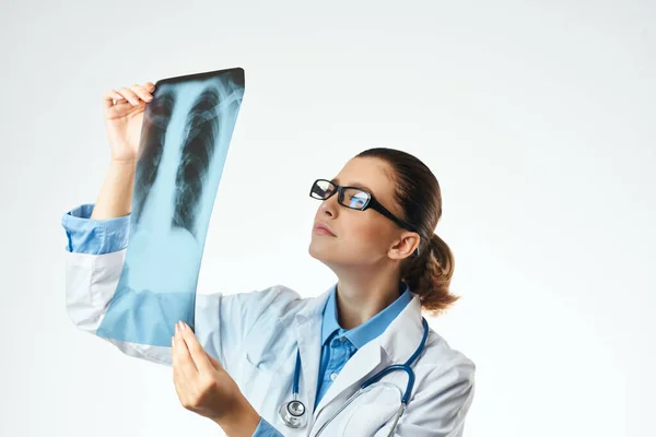 Жінка на медсестрі біле пальто рентгенівська лікарня огляд пацієнта — стокове фото