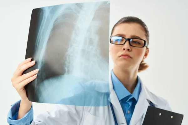 Жінка-лікар у білому пальто рентгенівська діагностика крупним планом — стокове фото