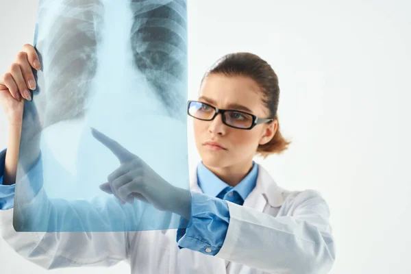 Arts in witte jas x-ray ziekenhuis gezondheid diagnose — Stockfoto