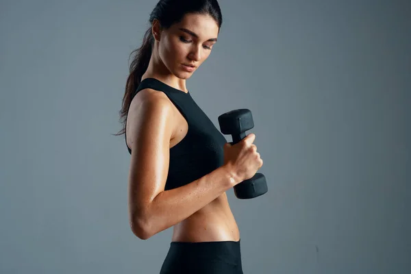 Atletik kadın kaslarını titretiyor. Zayıf vücut geliştirme motivasyonu. — Stok fotoğraf