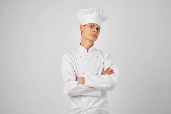 Uomo in abiti cuochi lavoro in cucina professionale — Foto Stock