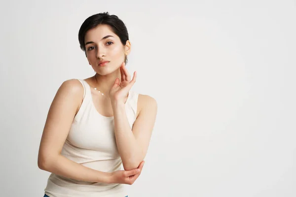 Mulher em t-shirt branca com creme em seu corpo cosméticos pele limpa close-up — Fotografia de Stock