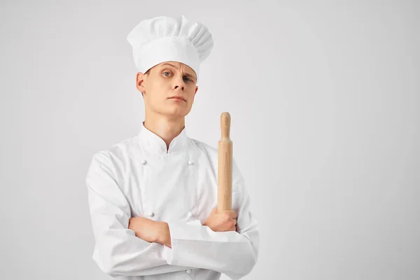 Hombre en chef uniforme cocina profesión trabajo luz fondo — Foto de Stock