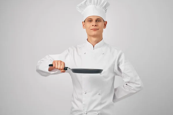 요리사의 한 남자 가 주방에서 요리하는 음식을 손에 들고 프라이팬을 두르고 있다 — 스톡 사진