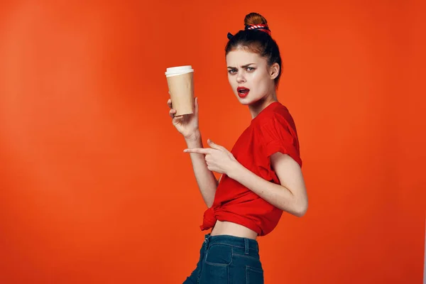 Весела жінка в червоній футболці з чашкою кави обрізаний вид ізольований фон — стокове фото
