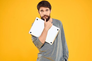 Bilgisayarlı adam elinde internet teknolojisi Profesyonel