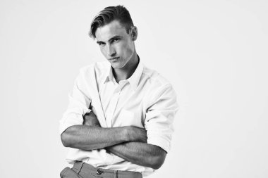 Beyaz gömlekli neşeli adamlar modern moda tarzında bir sandalyede oturuyorlar.