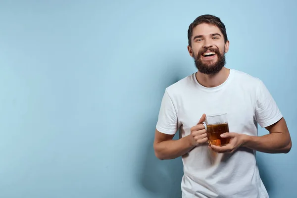 Homme gai avec tasse de bière bar alcool fast food style de vie — Photo