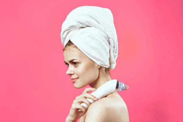 Mujer emocional con hombros desnudos procedimiento de dermatología facial de limpieza — Foto de Stock