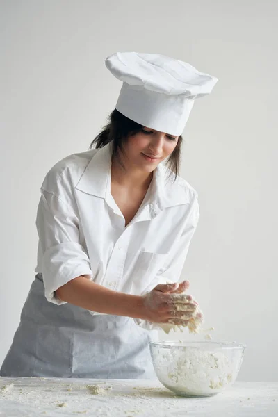 Mulher em uniforme de chefs trabalhando com produtos de farinha de massa cozinhar — Fotografia de Stock