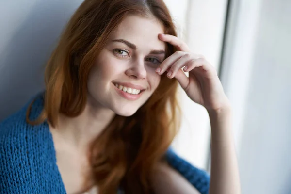 Vrouw aantrekkelijk look met een blauw ruitje dromerig look — Stockfoto