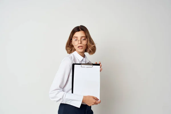 Деловая женщина в белой рубашке документы офис-менеджер — стоковое фото