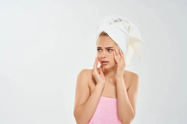 डोके त्वचाशास्त्र त्वचा काळजी वर टॉवेल असलेली स्त्री जवळ-अप — स्टॉक फोटो, इमेज