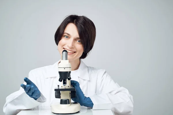 Laboratorio donna assistente microscopio scienza studio di ricerca — Foto Stock