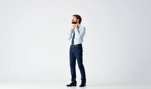 Бизнесмен в рубашке с галстуком эмоции жесты с рук светлый фон — стоковое фото