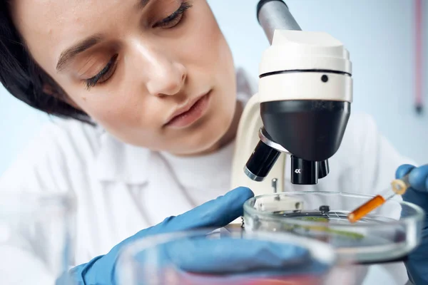 Mujeres técnicas de laboratorio microscopio investigación medicina profesional ciencia — Foto de Stock