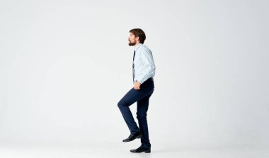 Kravat takmış iş adamı. Duyguları olan, elleri hafif arka planı olan bir iş adamı.